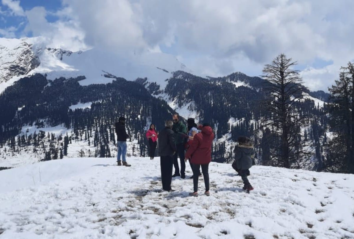 Manali Leh highway closed fresh snowfall in baralacha pass 150 trucks stranded in baralacha and darcha