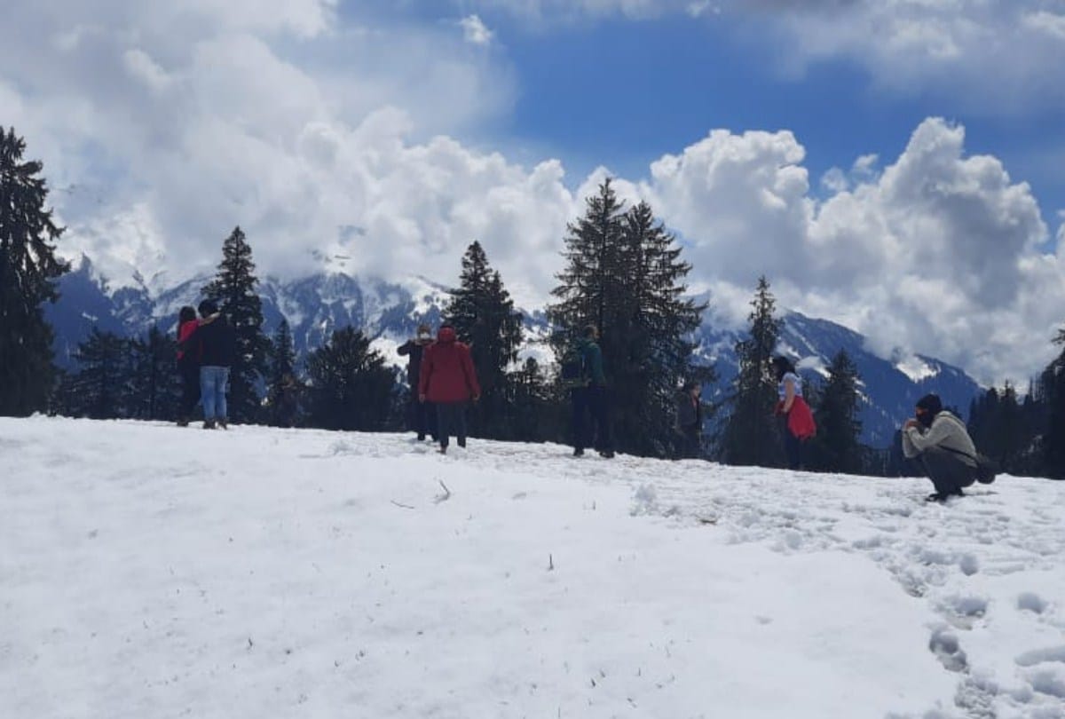 Manali Leh highway closed fresh snowfall in baralacha pass 150 trucks stranded in baralacha and darcha
