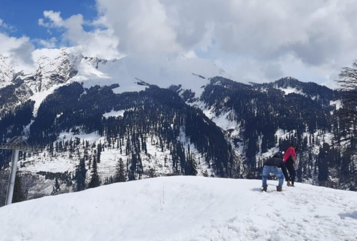 Manali Leh highway closed fresh snowfall in baralacha pass 150 trucks stranded in baralacha and darcha
