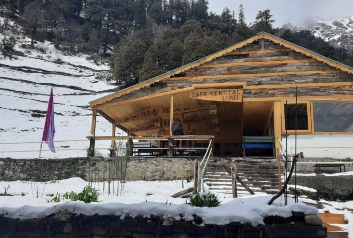 Manali Leh highway closed fresh snowfall in baralacha pass 150 trucks stranded in baralacha and darcha
