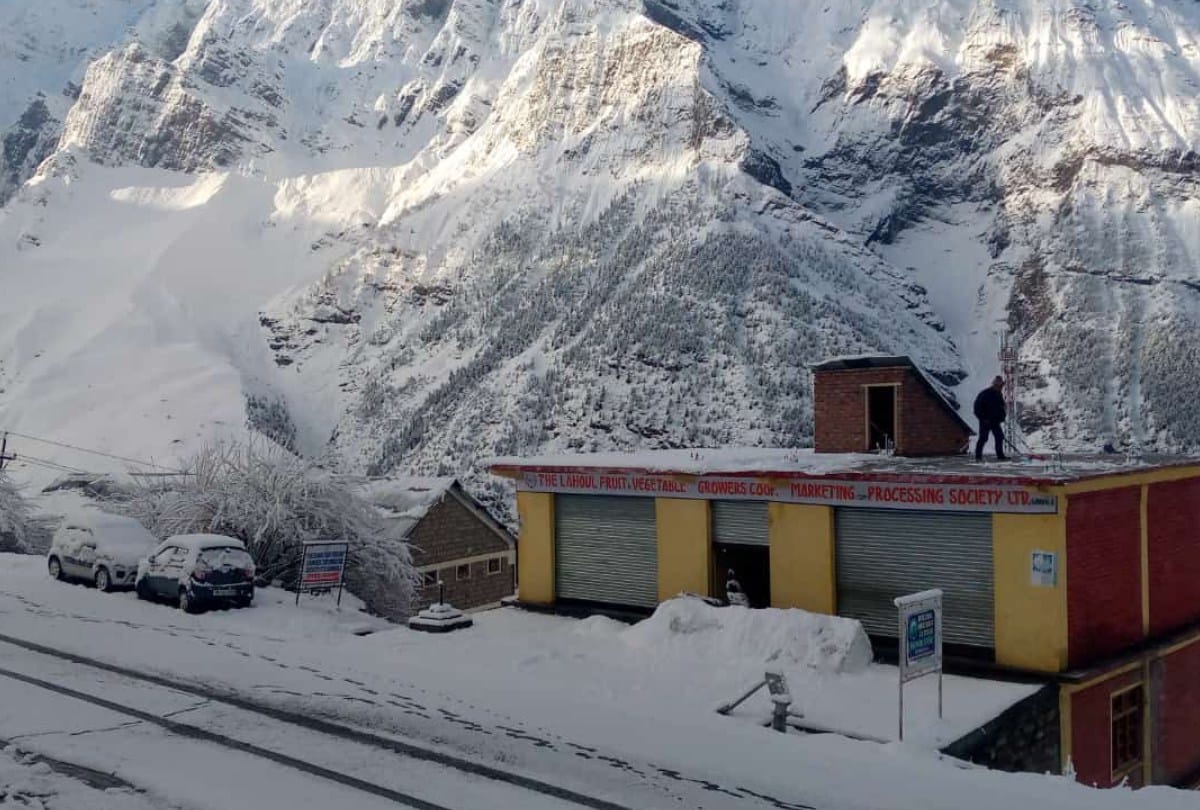 Manali Leh highway closed fresh snowfall in baralacha pass 150 trucks stranded in baralacha and darcha