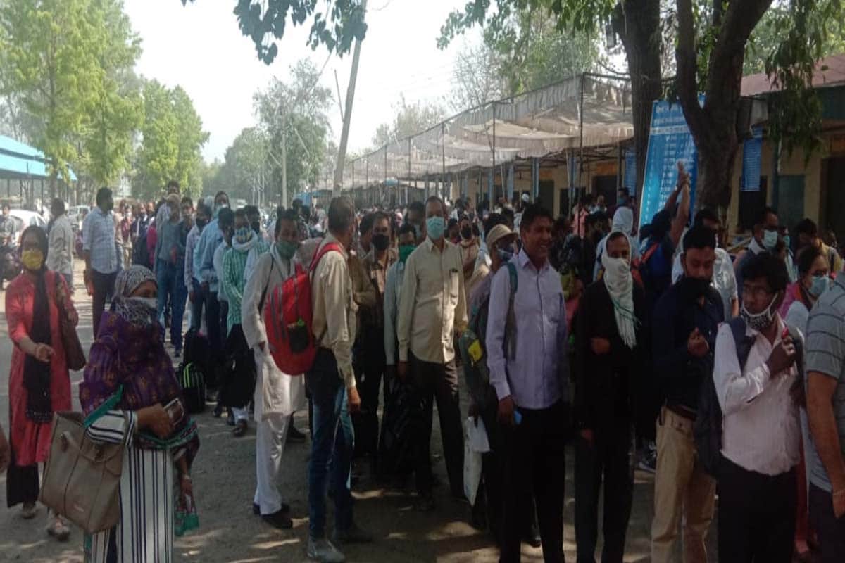 UP: Polling parties left for polling booths, followed No social distance