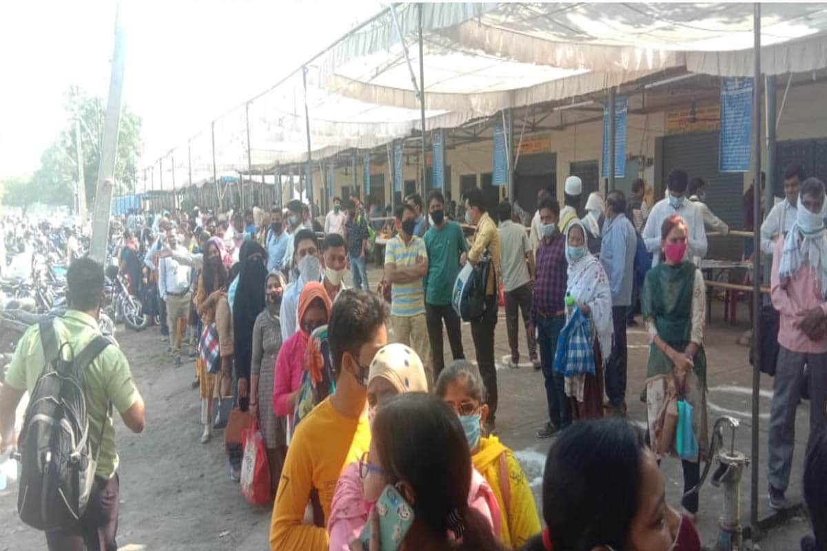 UP: Polling parties left for polling booths, followed No social distance