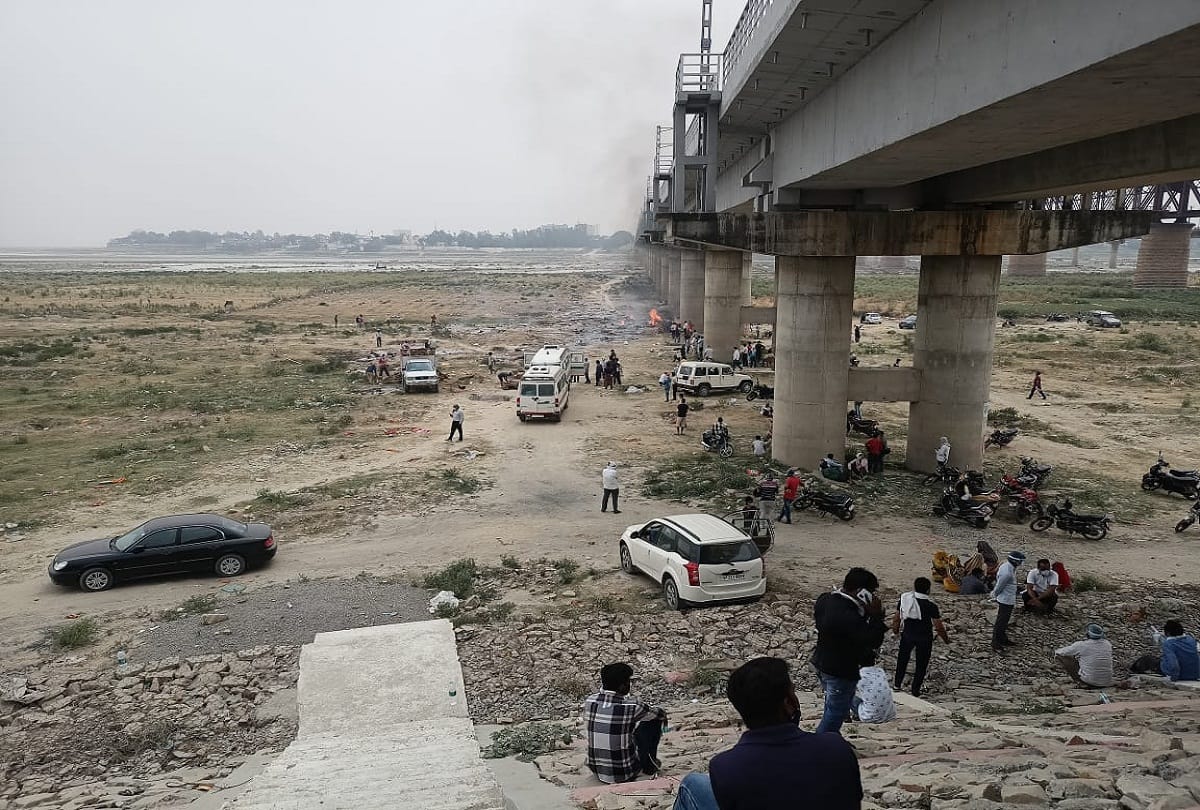 Woods are running low to burn dead bodies at Phaphamau Ghat