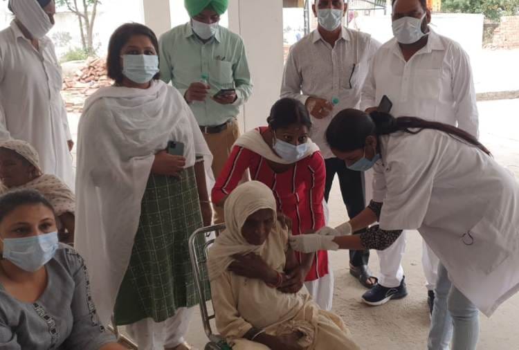 105 Year old woman gets corona vaccine in Mohali of Punjab