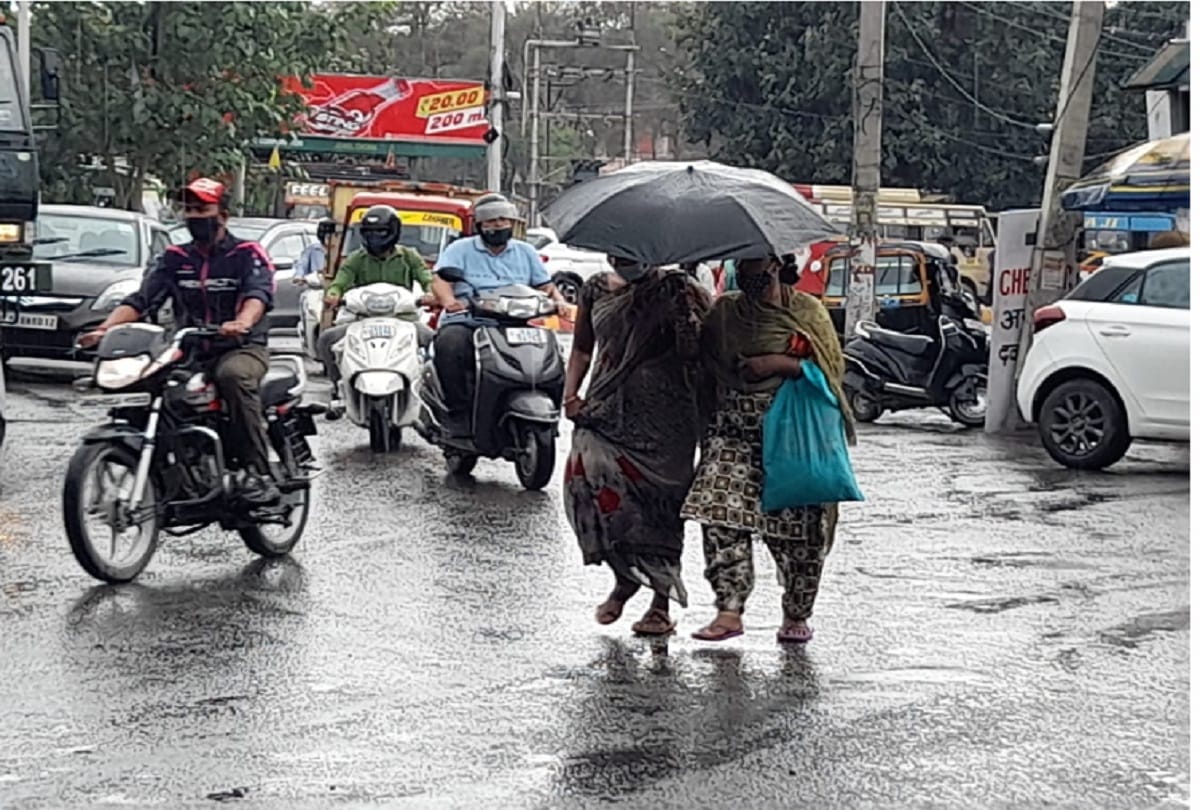 Jammu and Kashmir: Continuous rains in the plains and snowfall in the hilly areas brings down the temperature