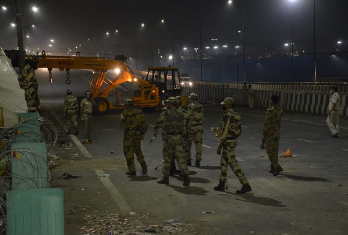 Delhi Police removed cement barriers from Ghazipur border