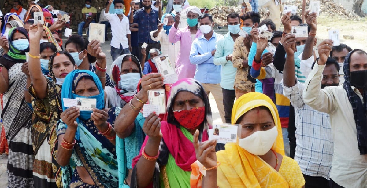Uproar over fake voting in Azamgarh, stone pelted and water poured into the box 