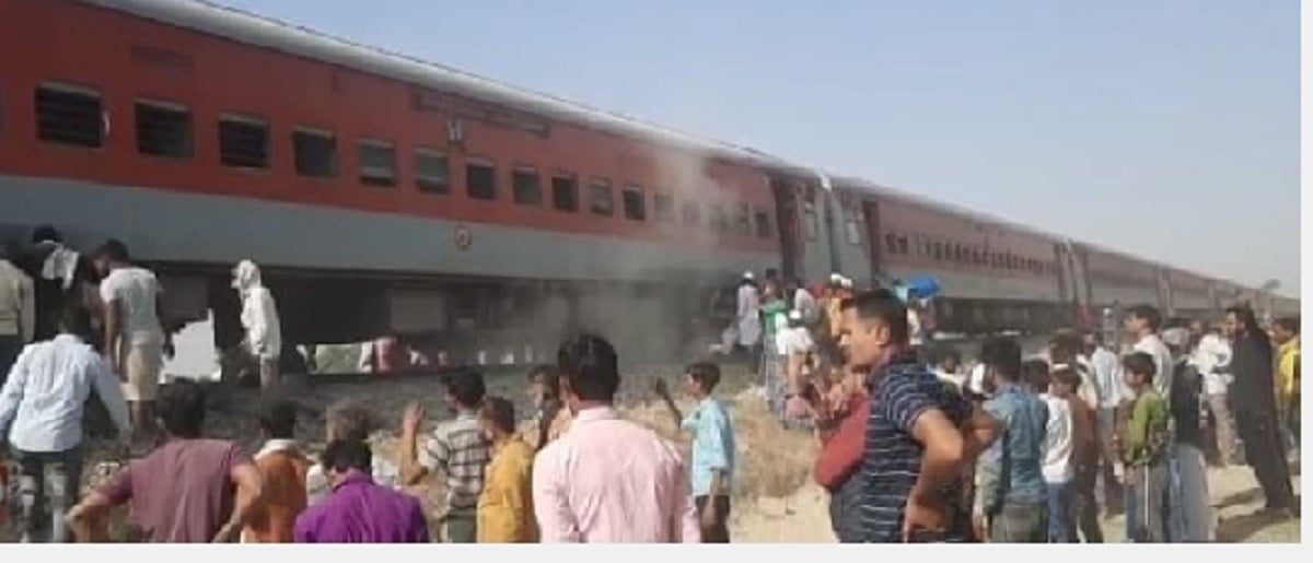 आजमगढ़ में आलमपुर क्रॉसिंग के पास सरजू जमुना (क्लोन) एक्सप्रेस की बोगी में आग लगने के बाद बोगी से निकलता धुंआ।