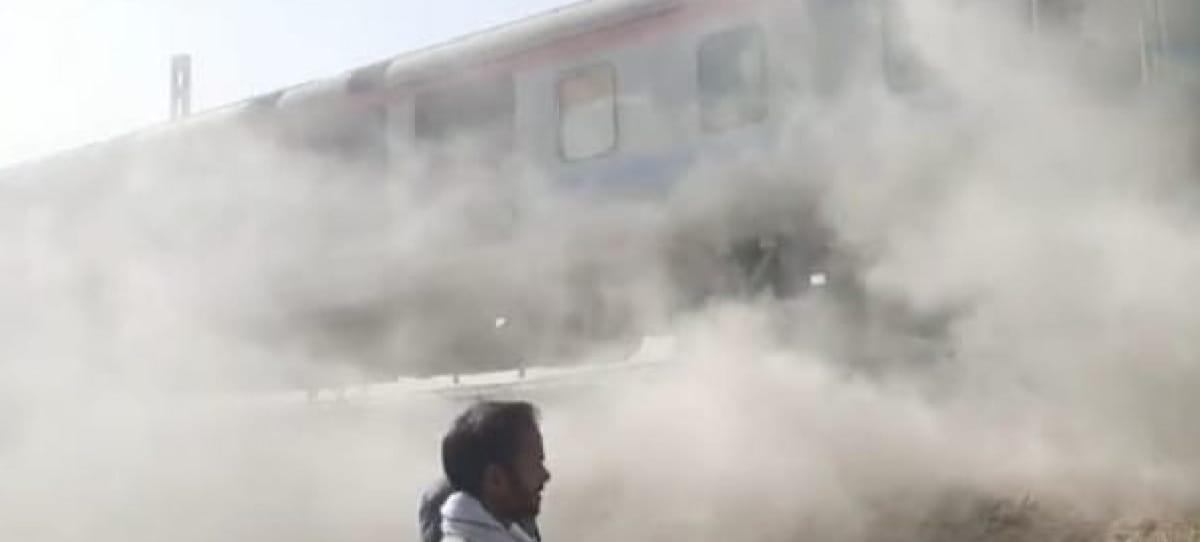 Fire in a moving train, a major accident has been avoided due to vigilance, incident near Alampur crossing of Didarganj 