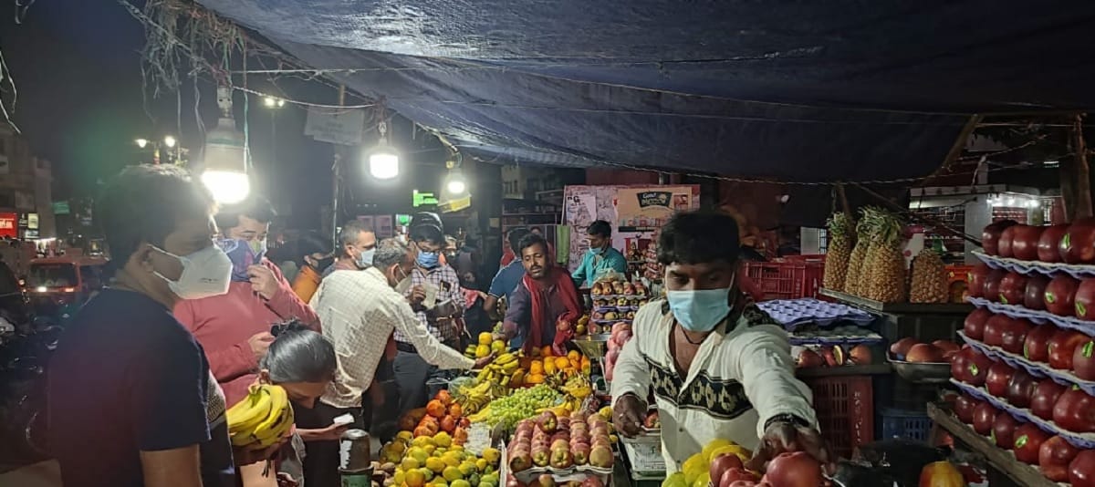 People gathered to buy essential goods, queues at liquor shops in varanasi