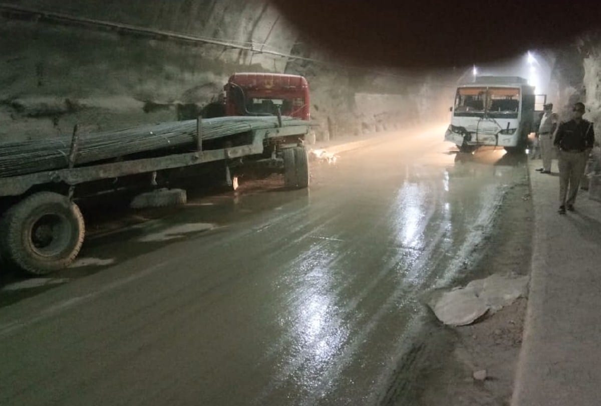 Collision between private bus and trola truck in mandi himachal, 16 people injured