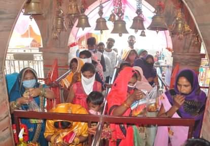 चैत्र नवरात्र सोमवार को मां बेल्हा देवी के दर्शन को दरबार में पहुंचे श्रद्धालु।