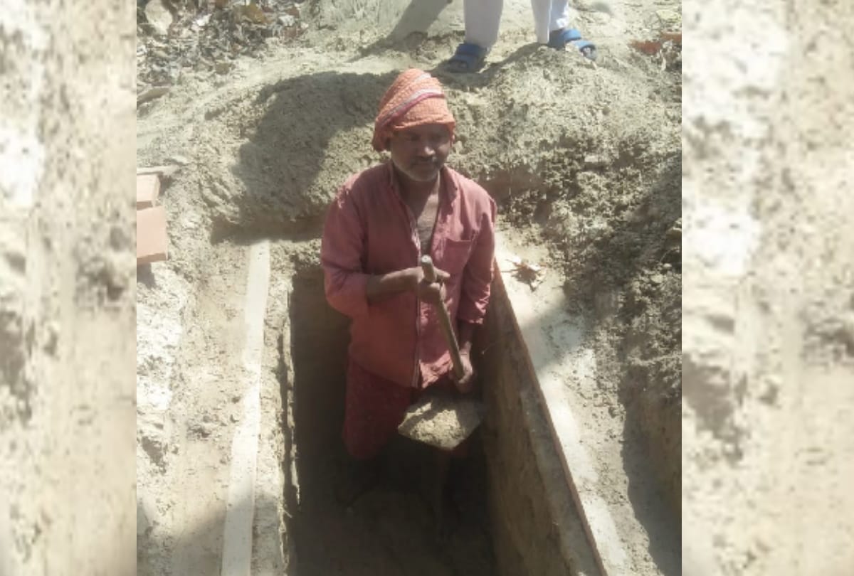 People who are working on cremation ground are afraid of by increasing number of dead bodies.