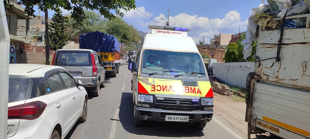 Due to repairs at the gate, the jam, ambulance also got stuck, people continued to worry throughout the day.