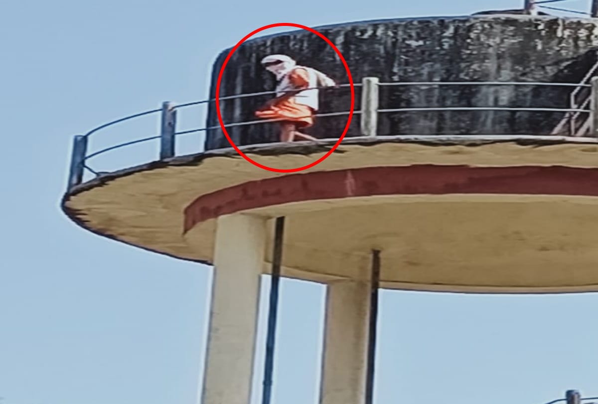 man climb on water tank threaten to suicide in kushinagar