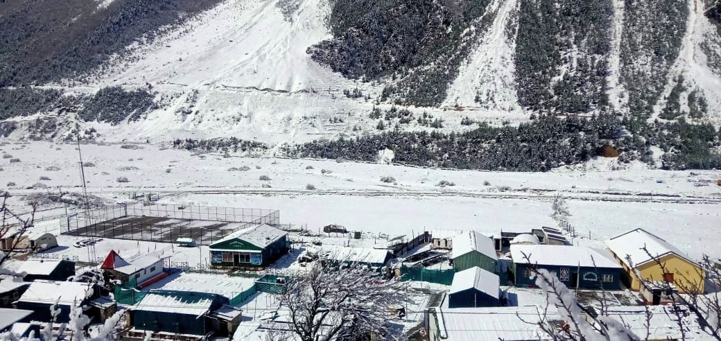 The haze prevails in the rainy and snow-clogged environment
