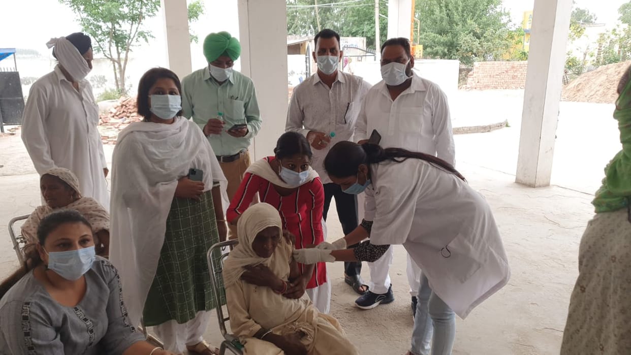 A 105-year-old man in Mohali showed the courage to defeat the epidemic by getting a corona vaccine