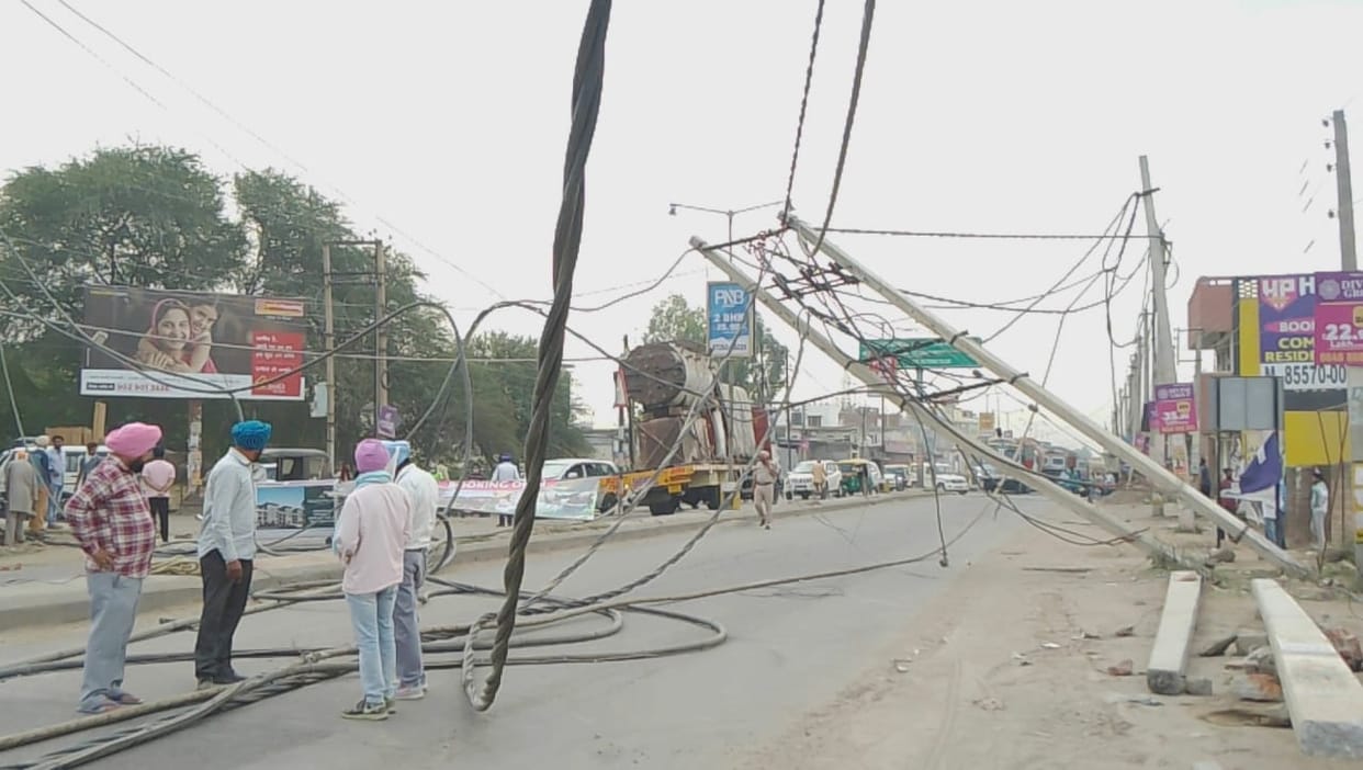 The truck carrying the machine loaded uprooted eight poles with wires, power gulp and road jam.