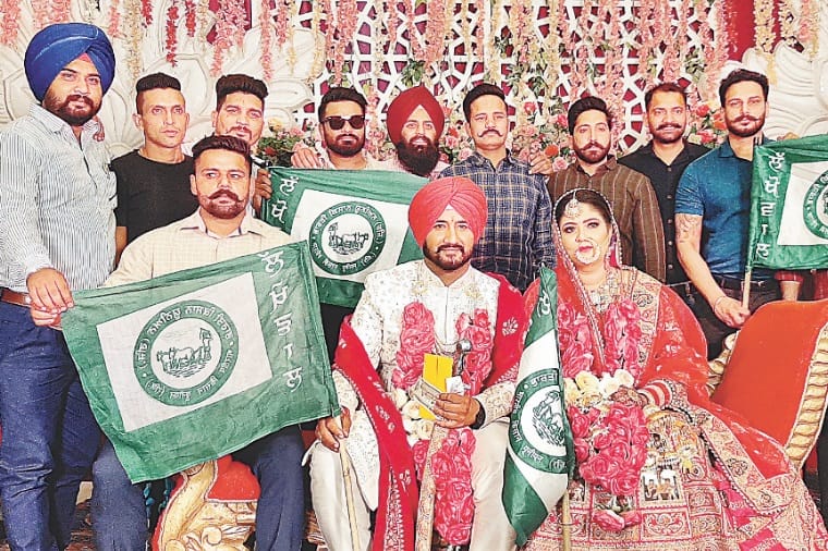 Bridegroom raised slogans in support of bride and groom