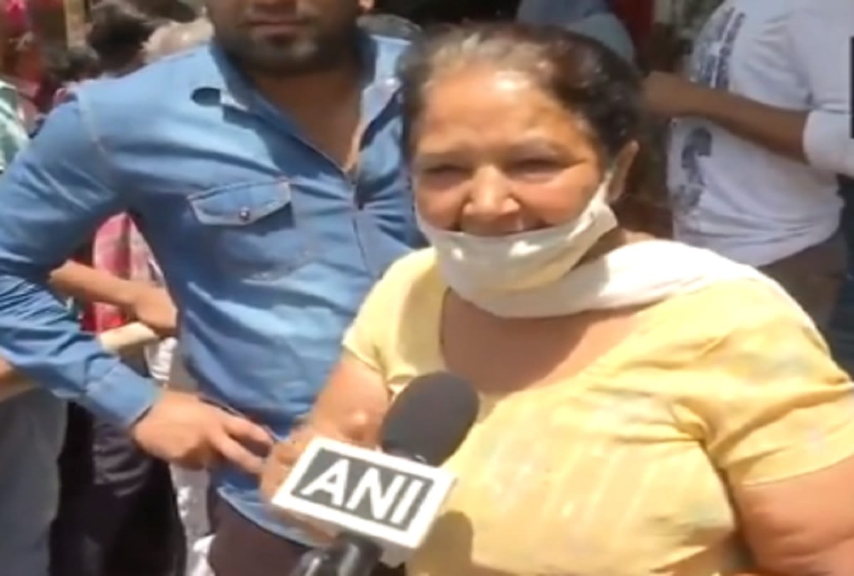 People gathers outside liquor shops after lockdown announced in delhi