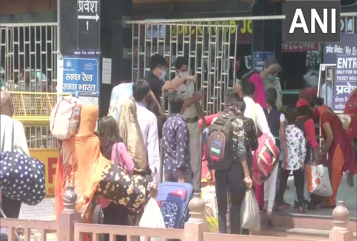 Coronavirus in Delhi Migrants start coming back to home towns after lockdown imposed in capital