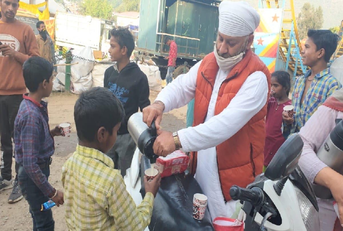 coronavirus Soldiers: Hardeep Raja of Mandi is serving kadha to people on the streets in the morning and evening