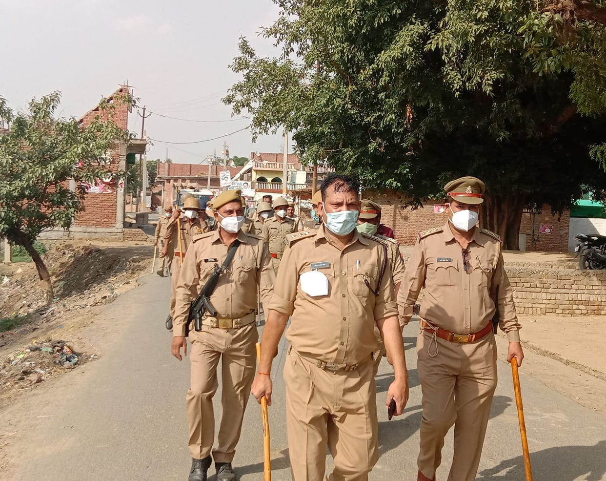 dudava bujurg ke matadaan kendr par bavaal, pulis par hamala