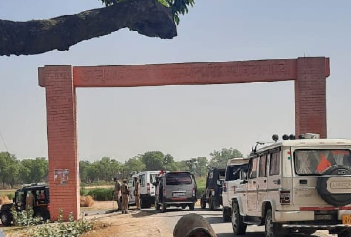 up panchayat chunav: stone pelting and firing over bogus voting in Mainpuri