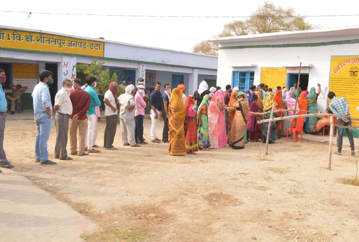 up panchayat chunav: women casts her vote in panchayat election