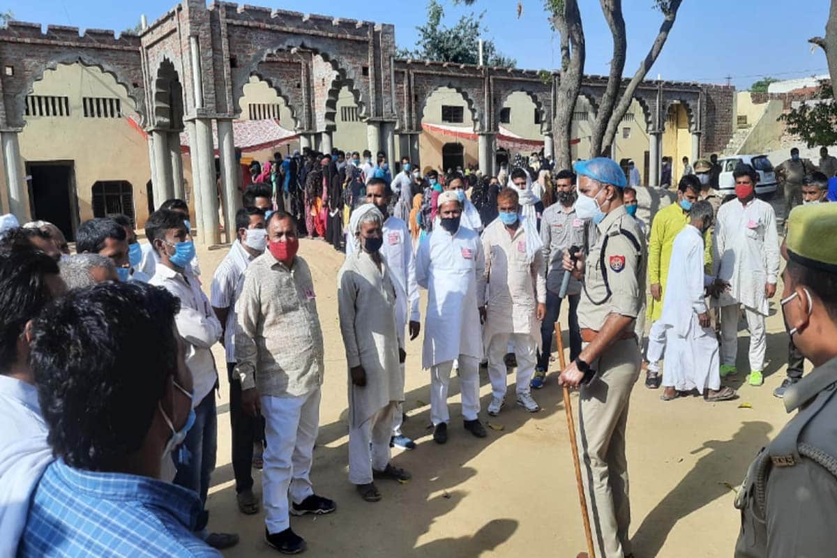 Panchayat elections in UP: Voting continues amid tight security,  Corona positive will also be able to vote