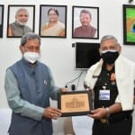 सीएम तीरथ सिंह रावत से मिलते सीडीएस बिपिन रावत
