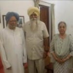 पूर्व प्रधानमंत्री मनमोहन सिंह के साथ बलदेव सिंह साहनी व अन्य।