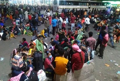 दिल्ली लॉकडाउन के फैसले के बाद आनंद विहार बस टर्मिनल पर प्रवासी कामगारों की भीड़