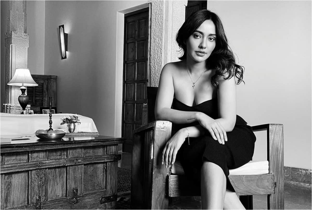 actress neha sharma hot look in black bodycon strapless gown