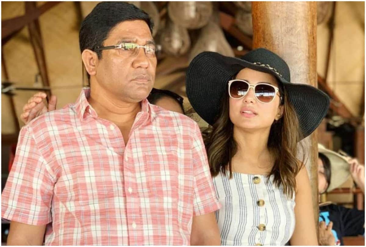 Hina Khan's Father Passes Away Due To Cardiac Arrest Actress On Her Way To Back To Mumbai
