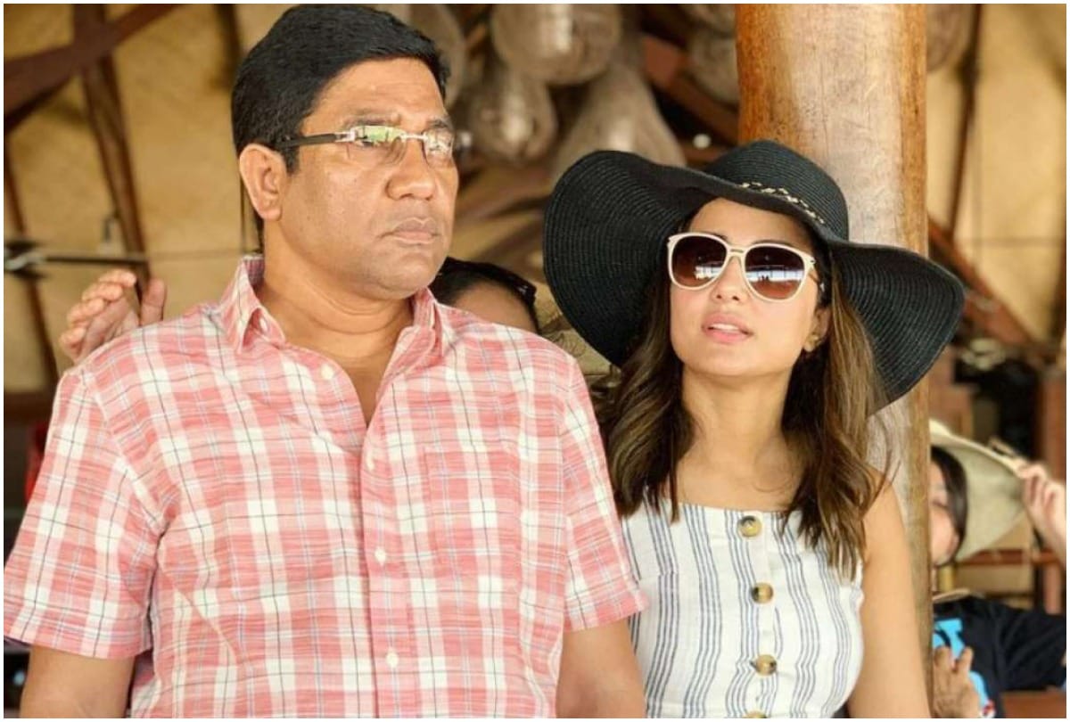 Hina Khan's Father Passes Away Due To Cardiac Arrest Actress On Her Way To Back To Mumbai