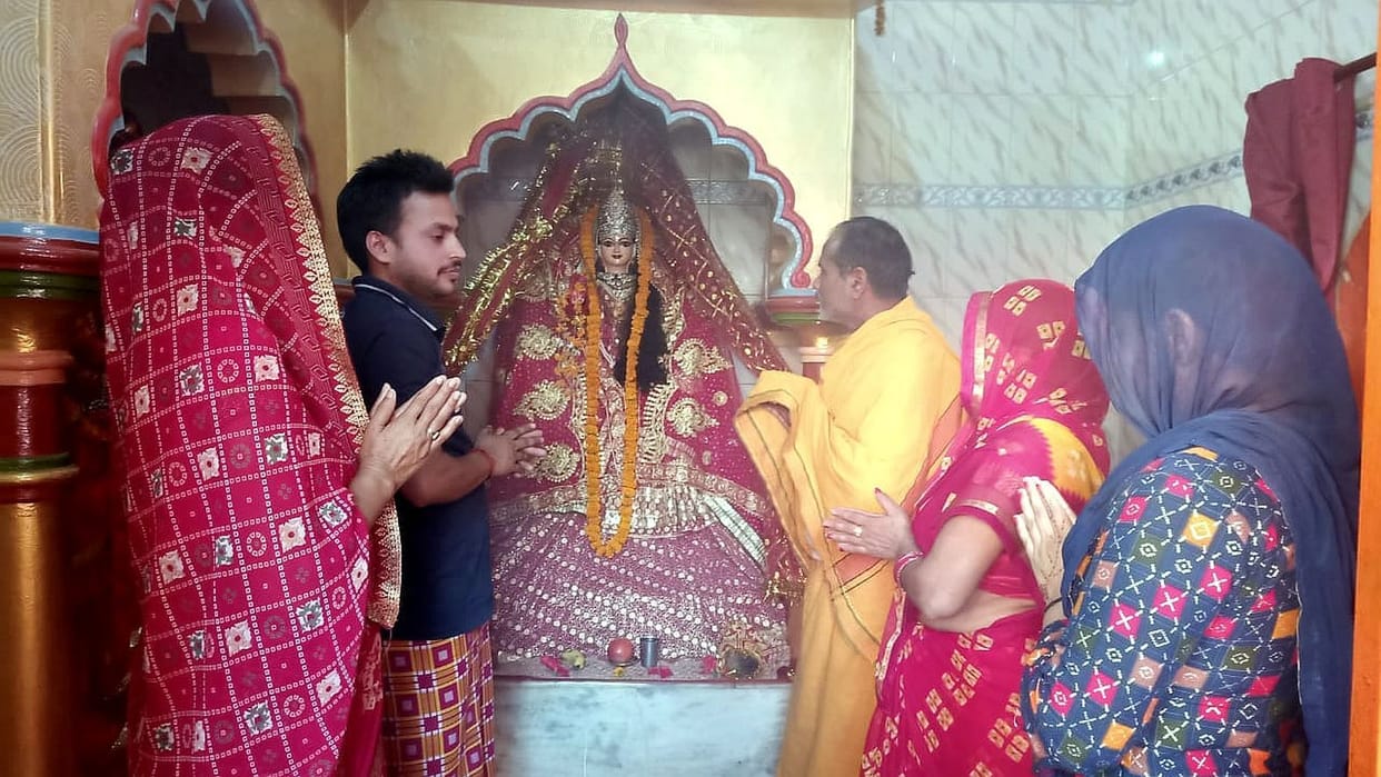 Shout the glory of Mahagauri in temples