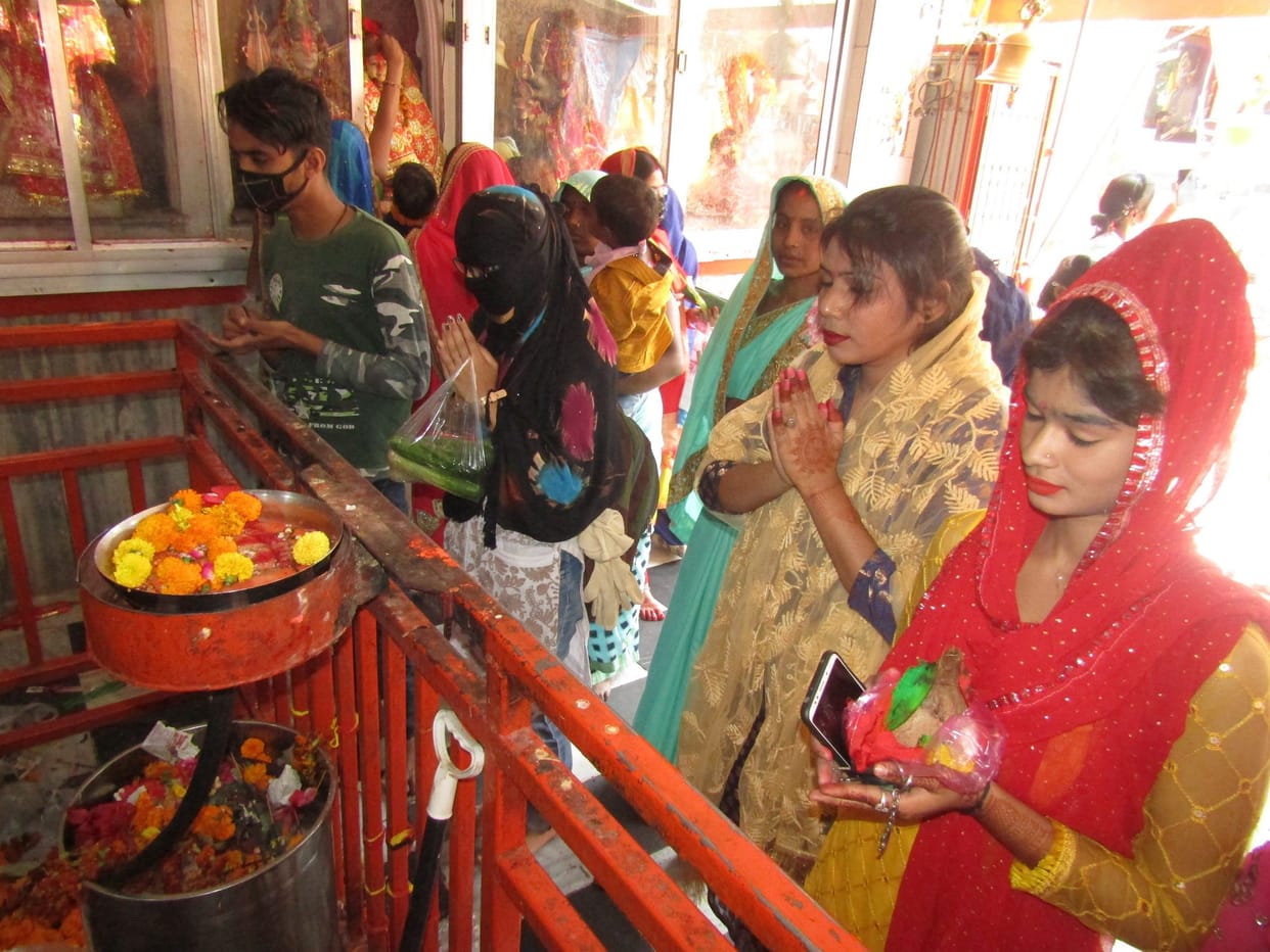 Devotees worshiped Mahagauri by providing them a girl meal