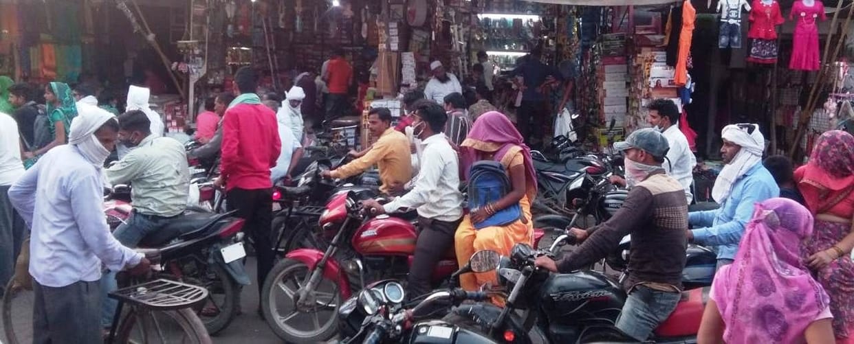 People unaware of Corona in markets, neither masks nor two yards