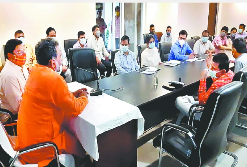 Haridwar News: Minister Swami Yatiswarananda Angry on Officers For Not Join Covid Meeting