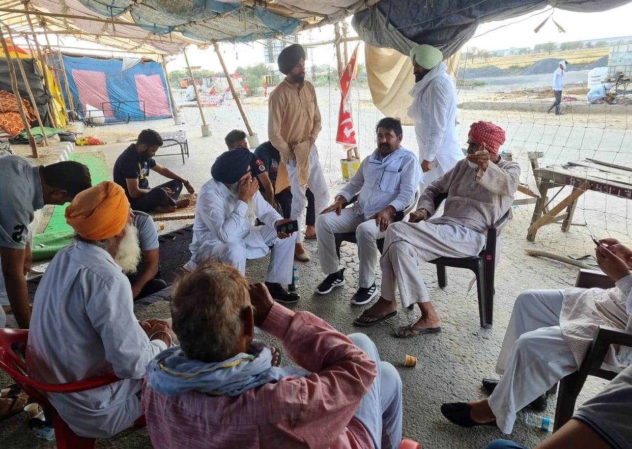 Young farmers started reaching the Kheda border