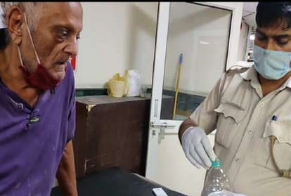 कॉन्स्टेबल राजू ने बुजुर्ग को कराया अस्पताल में भर्ती।
