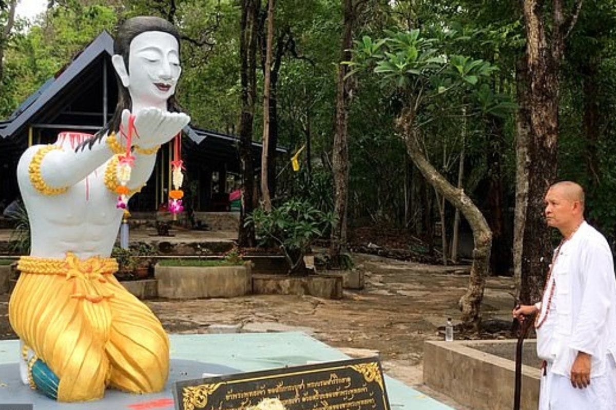 Buddhist monk chops off his own head to please Buddha and reincarnate as a 'higher spiritual being'
