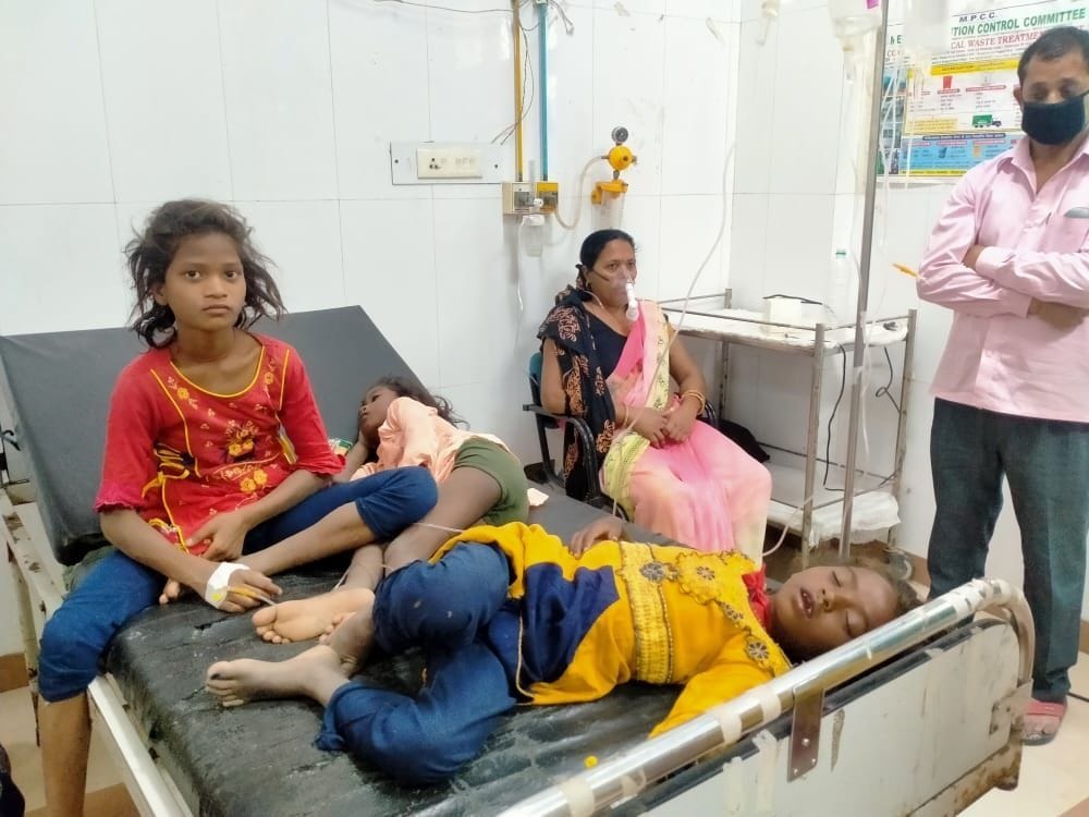 ek bed par teen mareej, kursee par baithaakar dee okseejan