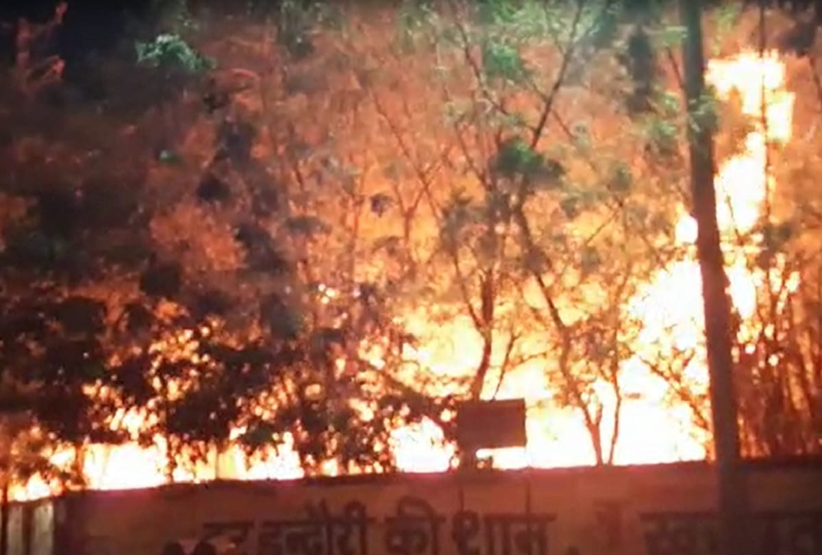 Indore: Fierce fire in SGSITS college campus, flames seen far away