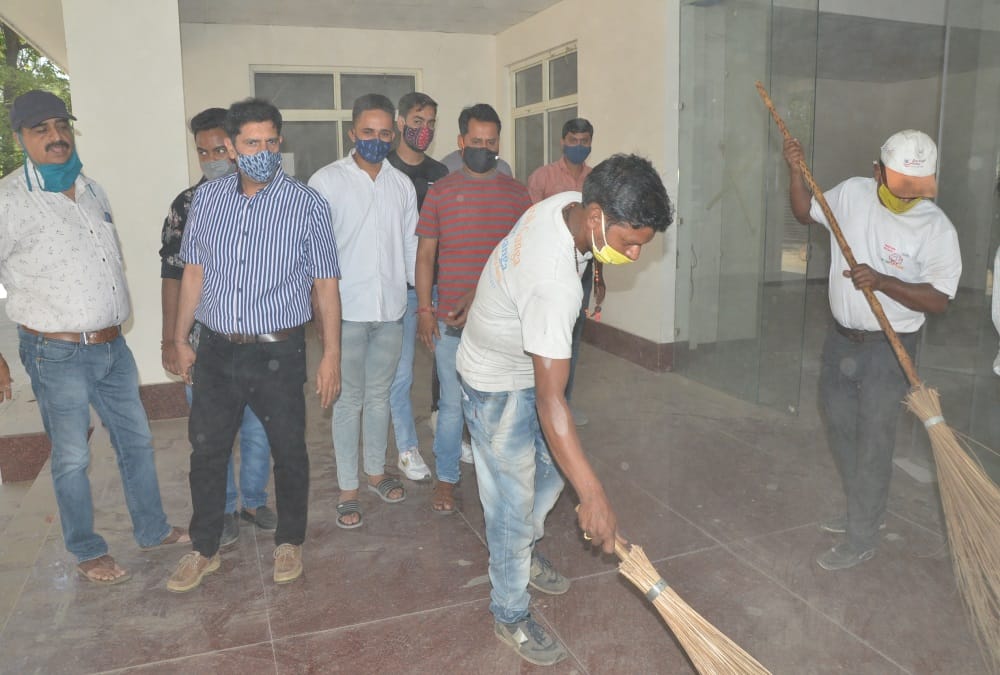 Coronavirus in Uttarakhand News: Roorkee MLA And Joint Majistrat Build Up 150 Bed Covid Care Center photos