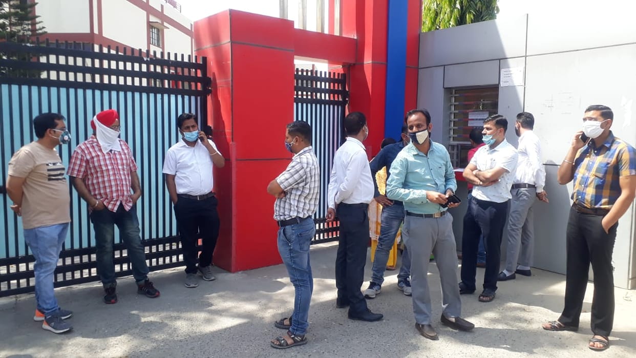 Parents who came to talk about fee hike did not allow them to enter the school in Yamunanagar