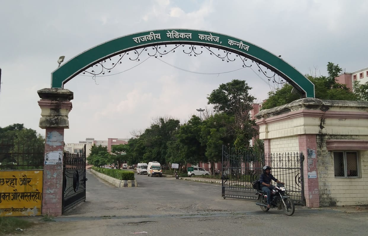 medikal kaalej mein okseejan kee kamee se chaar kee maut