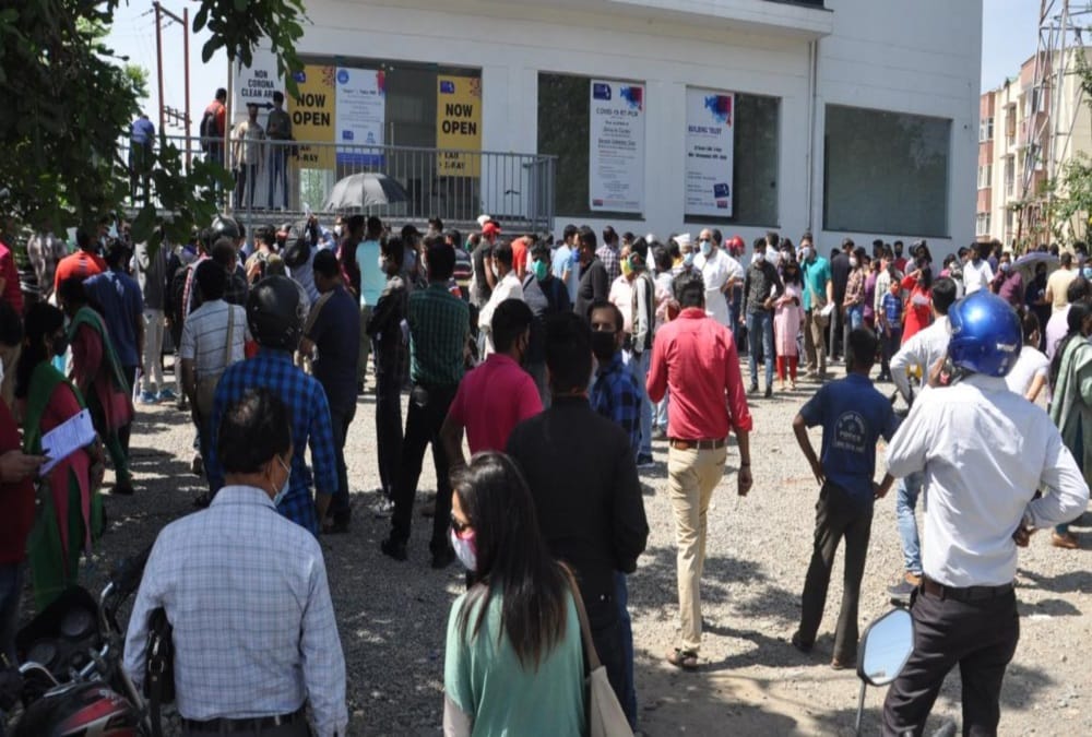 Coronavirus in Dehradun News: Crowd in Hospitals And Pathology lab for covid test Photos